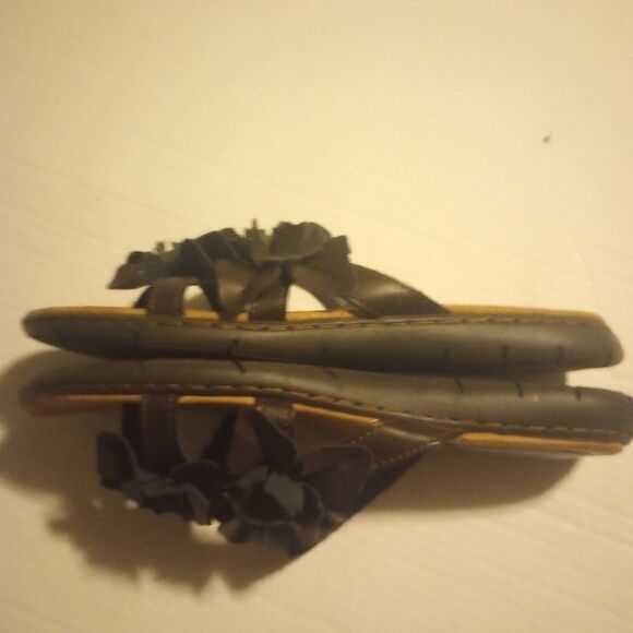 Born leather sandals with leather flower accent - Picture 5 of 9